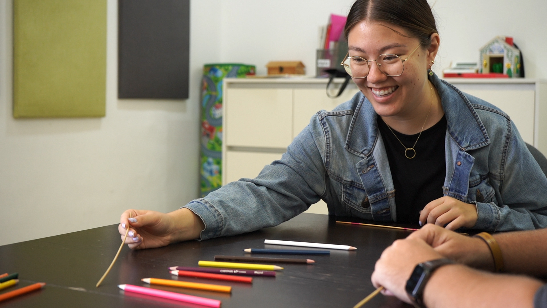Arabic student learning colors
